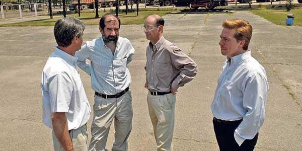 PASO ADELANTE. Montalván (de barba) manifestó su conformidad con la obra a las autoridades del ingenio. LA GACETA / OSVALDO RIPOLL