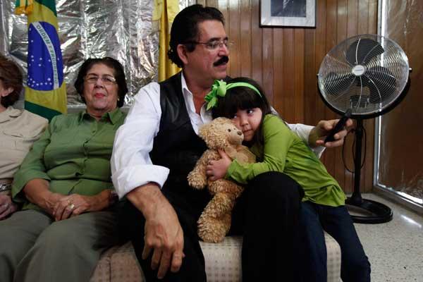 LARGA ESPERA. Zelaya, con su madre Hortensia Rosales y su nieta Irene Melara, en la sede diplomática. REUTER
