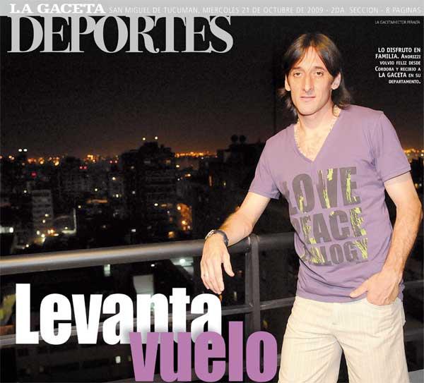 LO DISFRUTO EN FAMILIA. Andrizzi volvio feliz desde Cordoba y recibio a LA GACETA en su departamento.