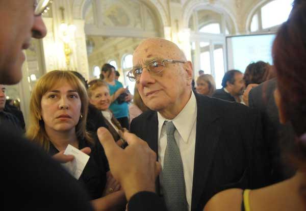 EN EL SALON BLANCO. Antes de firmar el convenio, Rafael Kohanoff, junto a la legisladora Beatriz Avila. LA GACETA / FRANCO VERA