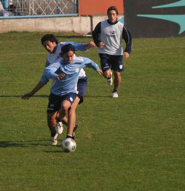 LEVANTA VUELO. Erroz se recuperó de un desgarro y jugará contra Estudiantes. Pereyra, en cambio, será suplente.