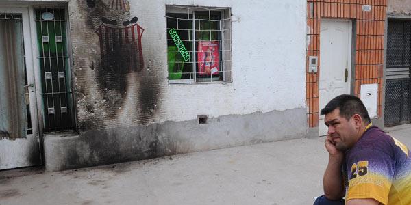AUTORES DEL ATAQUE. Frente a su vivienda, Pucheta manifestó que el incendio tendría relación con una denuncia policial que hizo por agresiones. LA GACETA / FRANCO VERA