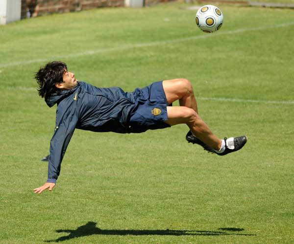 EN PLENA ACCION. Juan Angel Krupoviesa realiza una acrobacia durante la práctica en Casa Amarilla. FOTOBAIRES