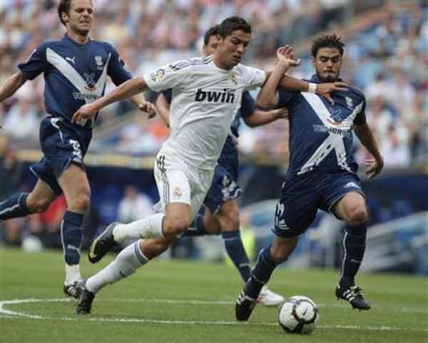 POR ACA NO PASA. A Luna le tocó la complicada misión de marcar a Cristiano Ronaldo. A él le fue bien, pero Tenerife perdió 3 a 0 con Real Madrid.