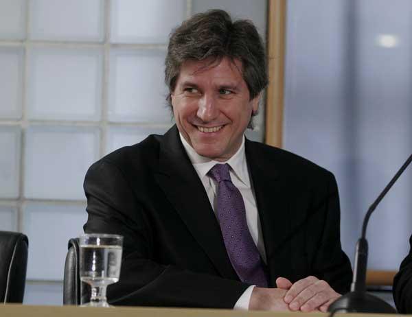 DE BUEN HUMOR. El ministro acudió al Senado y respondió todas las preguntas de los parlamentarios. DYN