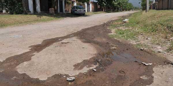 DERROCHE. En Brasil y Roca, el agua corría por la calle mientras en las casas no salía una gota de las canillas. LA GACETA / JORGE OLMOS SGROSSO