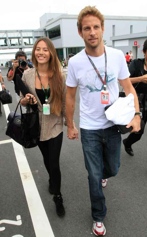PLAYBOY CAZADO. Button y su novia, Jessica Michibata, en calle de boxes.