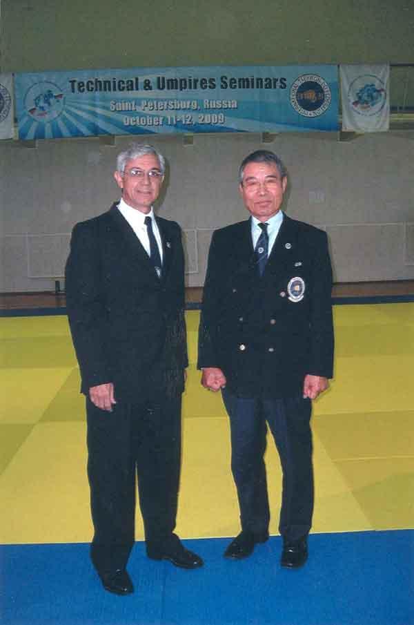 ACOMPAÑADO. Adolfo Villanueva, junto al Gran Master Ri Ki Ha.