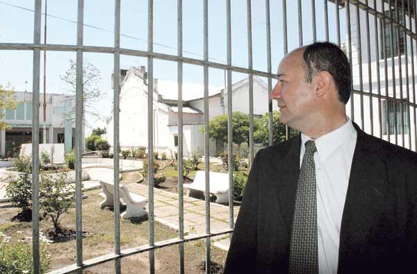 PREOCUPADO. Guyot observa uno de los patios internos del penal de Villa Urquiza. 