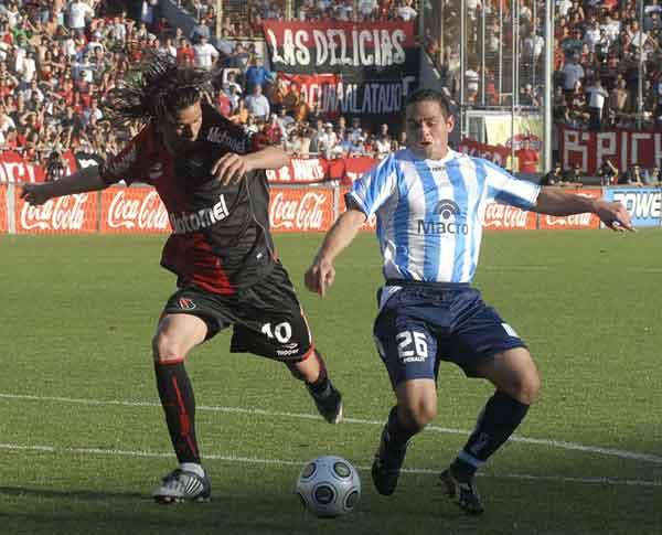 EN ROSARIO. Formica y Castromán buscan la pelota. Newell´s ganó y sube.