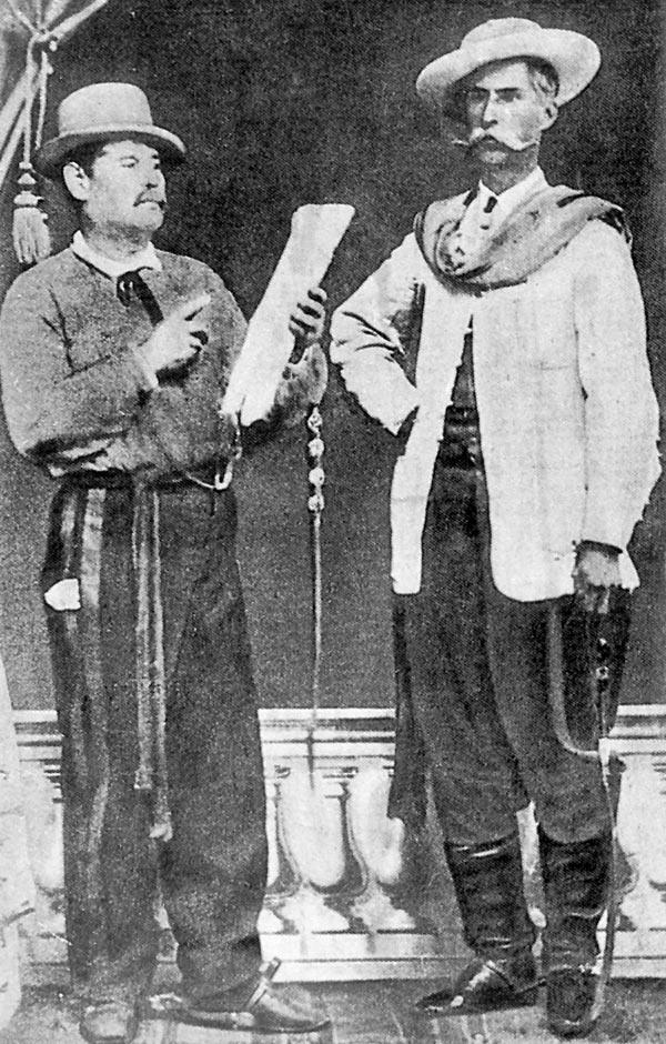 FELIPE VARELA. El conocido caudillo aparece a la derecha, en una oportunidad en la que fue fotografiado junto a Juan de Dios Videla. LA GACETA / ARCHIVO