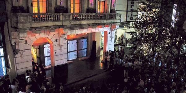 CELEBRACION EN EL CORAZON DE LA CIUDAD. Los peatones presenciaron proyecciones sobre la fachada. PRENSA CENTRO CULTURAL
