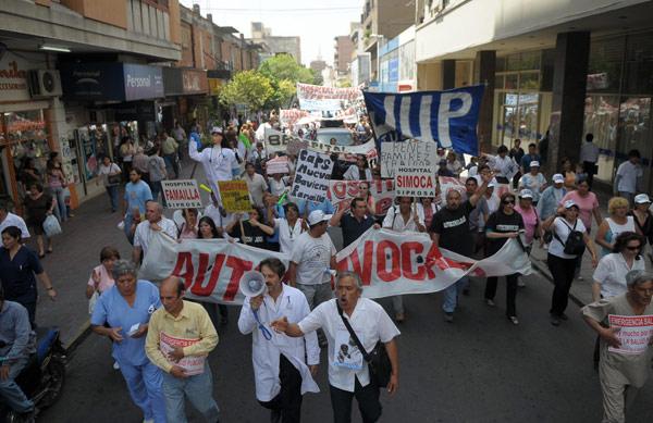 CAOS VEHICULAR. Varias calles estuvieron cortadas por el avance de las columnas de manifestantes desde los distintos hospitales. ARCHIVO LA GACETA / FRANCO VERA 