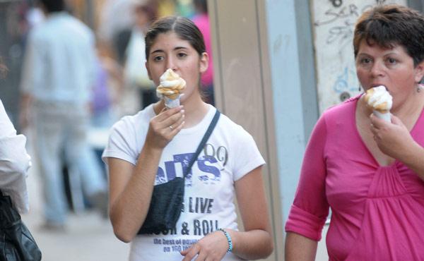 EN BUSCA DE UN REFUGIO. Degustar un rico helado permite olvidar por un rato el agobiante calor. LA GACETA / ANTONIO FERRONI 