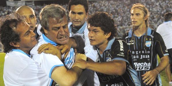 FURIA INCONTENIBLE. Rivoira salió lanzado para increpar al juez, Pablo Lunati; los jugadores lo frenaron. LA GACETA/HECTOR PERALTA