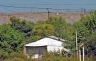 ANTES Y DESPUES En esta foto se ve la montaña de basura tomada el 18 de abril de 2007. En la imagen siguiente, tomada anoche, se ve la misma casa rodeada por las llamas. 