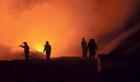LUCHA TITANICA. Durante horas los bomberos trataron de sofocar las enormes llamas. LA GACETA / FOTOS DE HECTOR PERALTA