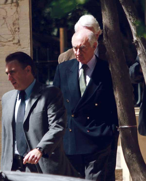 CUMPLIO. De la Rúa se retira de Tribunales después de declarar. DYN