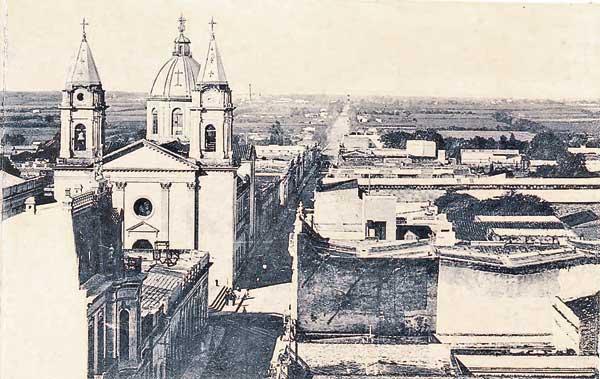 IGLESIA DE LA MERCED. El templo de Rivadavia y 24 de Septiembre que se demolió en 1927 para edificar el actual, inaugurado en 1950.