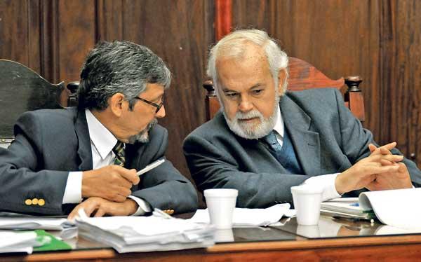 CONSULTA. Alberto Piedrabuena dialoga con Emilio Herrera Molina durante el juicio a Pablo Amín. Ambos jueces iniciaron la investigación por las drogas. LA GACETA / JOSE NUNO