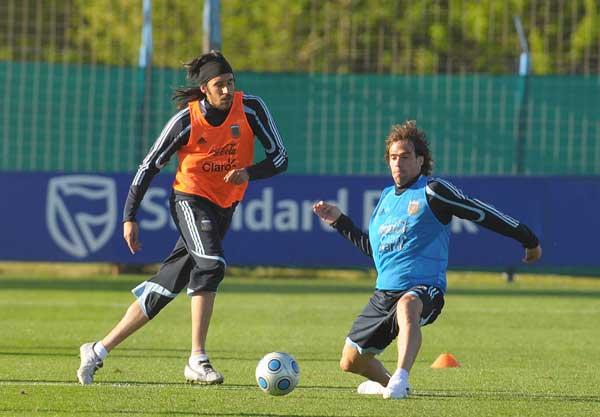 JUEGA DONDE LO NECESITAN. Jonás Gutiérrez disputa el balón con Federico Insúa. El ex jugador de Vélez se perfila para cubrir la ausencia de Pablo Zabaleta, que padece un desgarro.