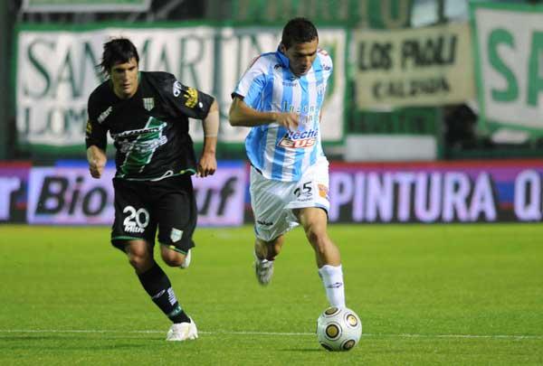 A TODA VELOCIDAD. Marcelo Quinteros, ex volante de San Martín, persigue a Sebastián Longo para quitarle el balón. El mendocino no jugó bien.fotobaires (especial para la gaceta)