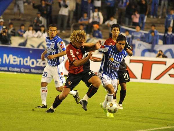 MUCHO ROCE. Fideleff, zaguero de la 