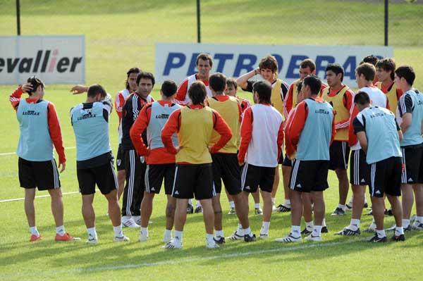 LA PRIMERA ARENGA. Astrada necesita recuperar la autoestima de sus jugadores. Una victoria sobre Independiente, el lunes, sería fundamental.