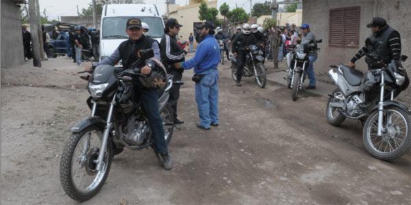 ALLANAMIENTOS PARALELOS. El operativo sobresaltó a los vecinos de Villa 9 de Julio. LA GACETA/JOSE NUNO
