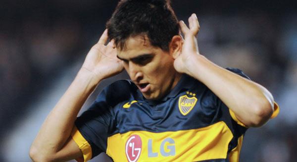 A LO RIQUELME. Viatri marcó los dos goles que le dieron el triunfo a Boca sobre Racing. FOTO NA