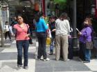 DIFUSION. Las participantes distribuyeron volantes en la peatonal Muñecas. GENTILEZA