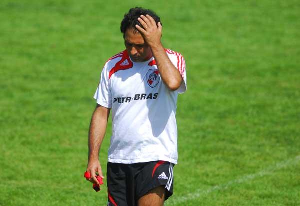 DOLOR DE CABEZA. Leonardo Astrada piensa y piensa pero todavía no encuentra el mejor equipo 
