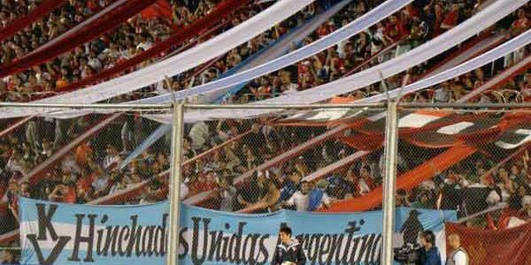 LA BANDERA POLEMICA. Varias hinchas exhibieron 