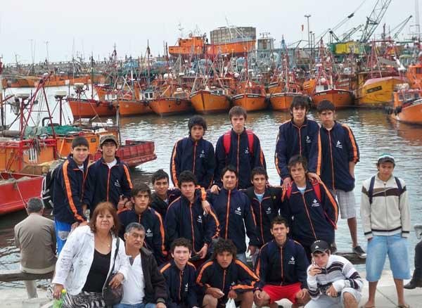 EN LA FELIZ. Los atletas de La Cocha aprovecharon para visitar el Puerto.