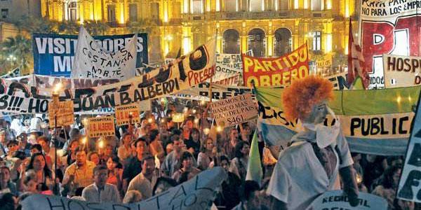 FRENTE A CASA DE GOBIERNO. Una multitud volvió a marchar anoche en la plaza Independencia por reivindicaciones salariales y por la democracia. LA GACETA / HECTOR PERALTA