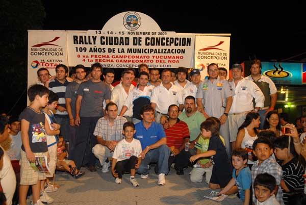 EN LA LARGADA. Pilotos, navegantes y dirigentes de la categoría, en un clásico encuentro en la rampa.