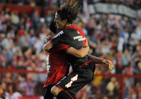 PARA ARRIBA. Formica salta sobre Boghossian. Gol en contra y a cobrar.