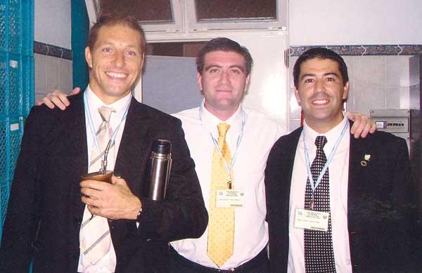 EN EL CENTRO DE LA ESCENA. Capraro aparece junto a Pitana y a Giannini, quien mañana dirigirá River-Atlético.