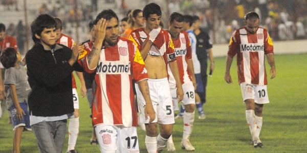 CABIZBAJOS. Los jugadores se retiraron de la cancha silbados por los hinchas. LA GACETA/HECTOR PERALTA