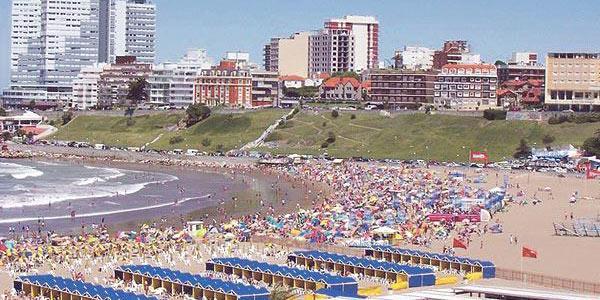 SOL, MAR Y ARENA. Mardel reúne no sólo los tres requisitos esenciales, sino también variedad de entretenimientos en música, teatro y deporte. ARCHIVO LA GACETA