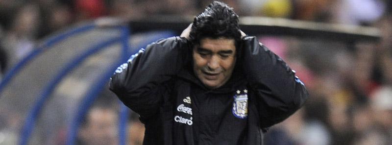 SE LE FUE EL BUEN HUMOR. Maradona, expresivo como siempre, se lamenta luego de que Xabi Alonso marcó el segundo tanto para España desde los 12 pasos. REUTERS