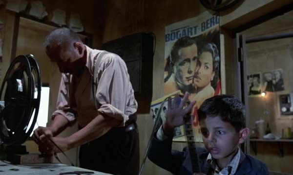 FASCINACION. Toto descubre el mundo del cine de la mano de Alfredo.