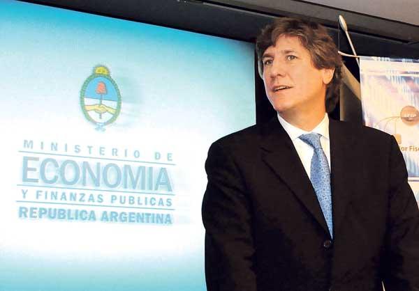DE FRENTE. El ministro de Economía aseveró que el canje sigue firme y que sólo resta que se cumplan los tiempos de diferentes trámites legales. NA