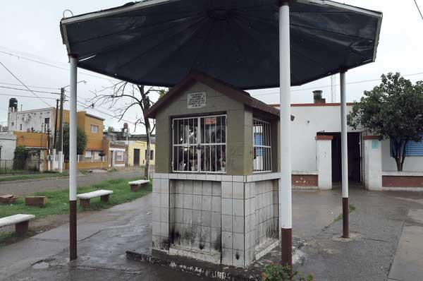 SANTO REMEDIO. En Jujuy y Magallanes, los vecinos también instalaron una gruta. El lugar está inmaculado y se convirtió en espacio de encuentro. LA GACETA / JOSE NUNO
