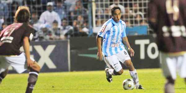 DOS AMORES. Erroz vivió momentos inolvidables en Atlético, al igual que en Central, donde fue titular. LA GACETA / JORGE OLMOS GROSSO