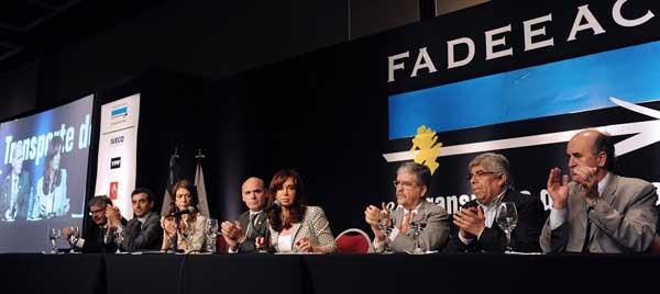 PRESENCIA OFICIAL. Cristina Kirchner, entre Morales y De Vido, habló en el acto de conmemoración del 42º aniversario de la Fadeeac. NA