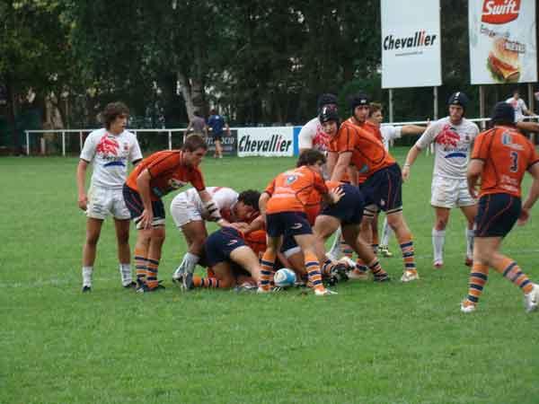 LISTO PARA ABRIR. El medio scrum Benjamín Santamarina se prepara para jugar a la salida de un ruck. gentileza DIARIO 