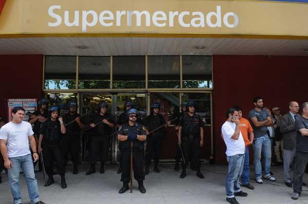 EN GUARDIA. Integrantes del pelotón de Infantería de la Policía Federal tuvo que proteger el acceso a Coto. NA