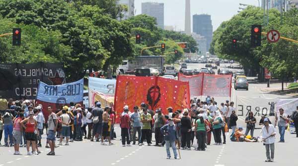 CERCADA. La avenida 9 de Julio volvió a ser el centro de la concentración. NA