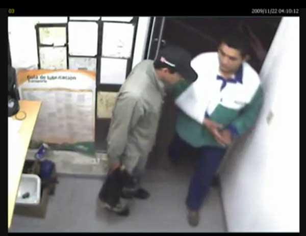 PRUEBA. Uno de los asaltantes (izquierda) amenaza a uno de los playeros. IMAGEN DE VIDEO